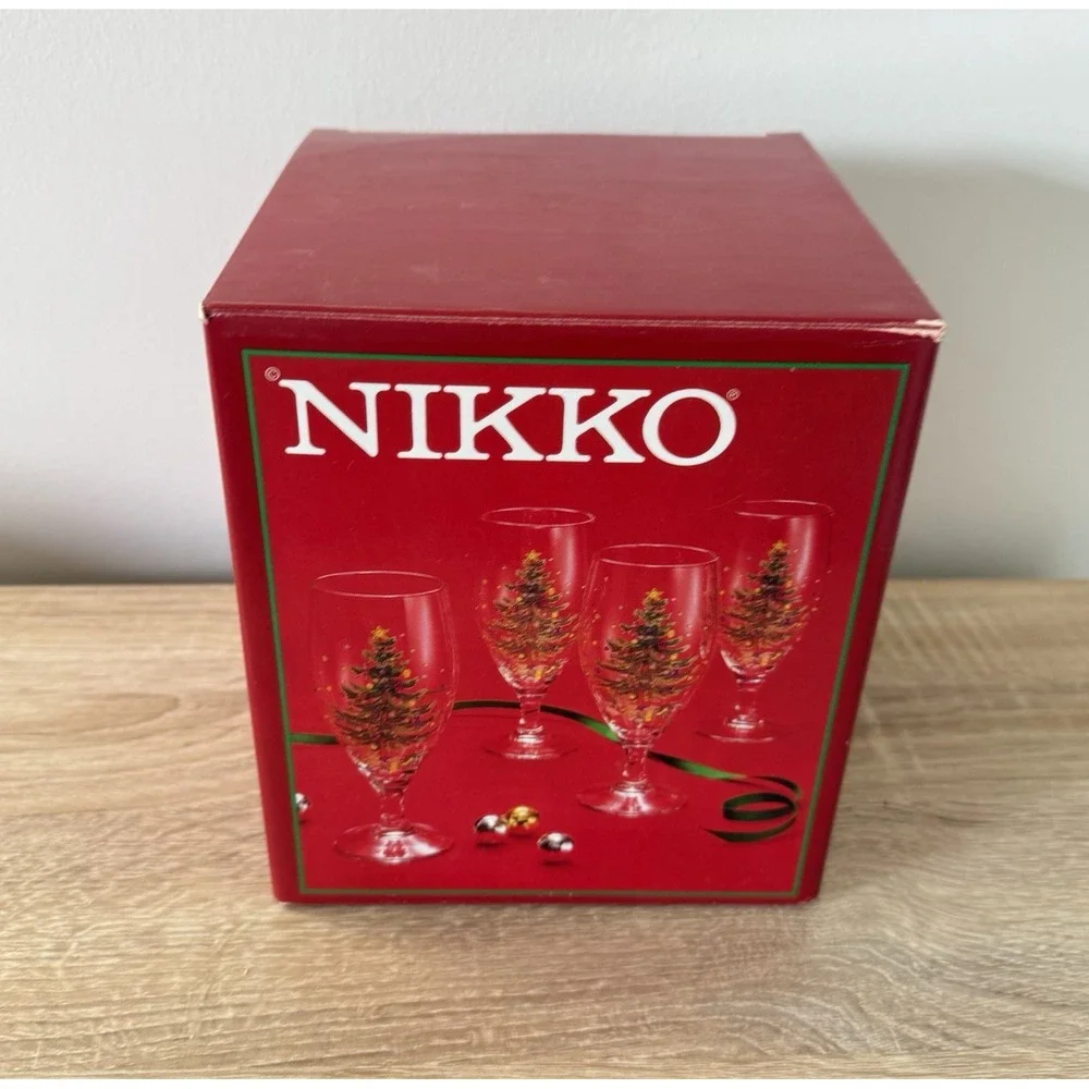 Nikko Happy Holidays Stemmed Beverage Glasses 16 Ounce Vintage 80s Christmas